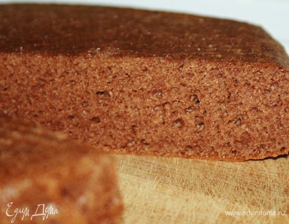 Рецепт упрощенного бисквита от Черешенки:
"Взбить яйца с сахаром в пышную пену, добавить сметану и еще раз взбить. Муку просеять вместе с какао-порошком, содой и разрыхлителем. Смешать сухие и жидкие ингредиенты. Вырезать из пергамента квадрат и выложить им дно разъемной формы так, чтобы края оказались снаружи. Смазать пергамент и стенки формы тонким слоем сливочного масла. Выпекать бисквит в заранее разогретой до 180 градусов духовке около 25 минут… "
Я выпекала 30-35 минут.

