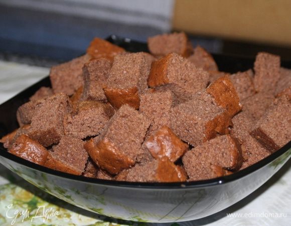 Готовый и остывший бисквит нужно нарезать кубиками.
