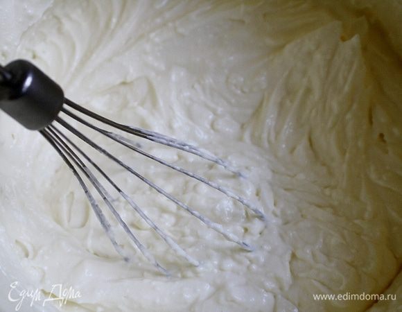 Приготовление крема:

Взбить сметану с сахарной пудрой, добавить творог и сыр. Еще раз хорошо взбить.