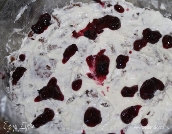 Сборка торта по рецепту Черешенки:
"Для этого возьмем глубокую посуду (миску, кастрюльку, тазик…) и выкладываем ее пищевой пленкой так, чтобы края пленку выступали за края миски. Затем каждый кусочек бисквита обмакиваем в наш крем и произвольно выкладываем в миску, на пленку.
Каждый слой бисквита с кремом можно при желании немного полить конфитюром или просто вареньем (на ваш вкус).
И так слой за слоем, пока наша мисочка не наполнится полностью…"

Затем пленку надо свернуть и форму с тортом  поставить в холодильник. 
Я подавала его на следующий день. Гости были в восторге!:)

Отдельное спасибо Черешенке за идею!:)