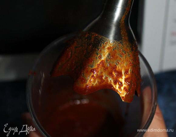 В блендере измельчаем в пасту чеснок, имбирь, перец, паприку, соевый соус.