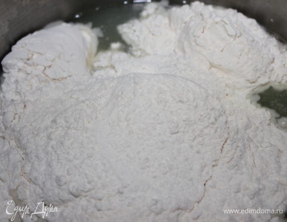 В теплую сыворотку добавить муку.  Хорошо перемешать, чтобы не  было комочков.