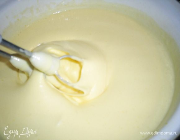 Для бисквитов яйца взбиваем с сахаром до густой белой массы не менее 10 минут. Я выпекала сразу два бисквита, по-этому взбивала сразу все яйца со всем количеством сахара. Если у вас нет такой возможности - готовьте тесто и выпекайте бисквиты по отдельности. Это тесто ждать не будет.