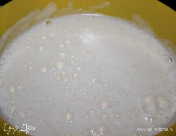 Готовим бисквит:
Яйца с сахаром взбить в крепкую пену. 