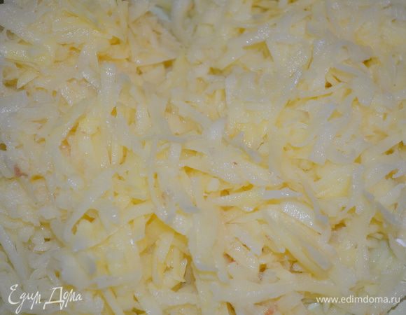 Картофель натереть на крупной терке, отжать от лишней влаги.
