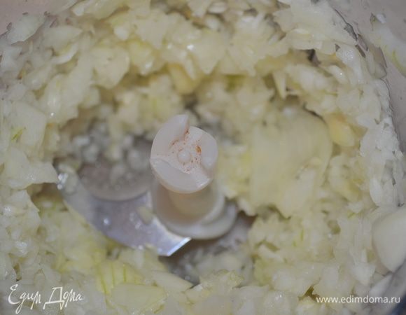 Лук изрубить блендером как можно мельче