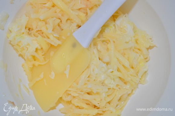 Аккуратно смешать взбитый белок, натертый сыр и картофель.