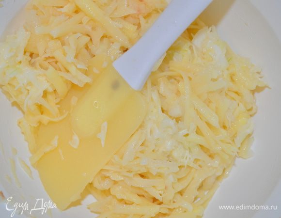 Аккуратно смешать взбитый белок, натертый сыр и картофель.