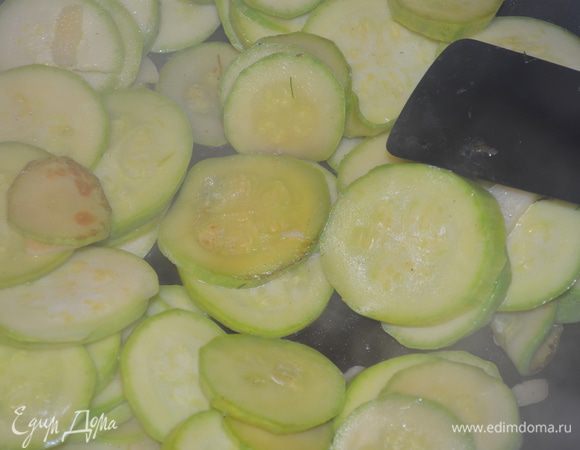 Кабачки и чеснок нарезать как можно тоньше. Обжарить в небольшом количестве оливкого масла примерно 10 минут до мягкости. 
