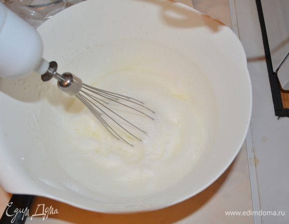 Когда заготовка будет готова, взбить оставшиеся 2 белка с щепоткой соли в крепкую пену, добавить молоко, поперчить и перемешать. 