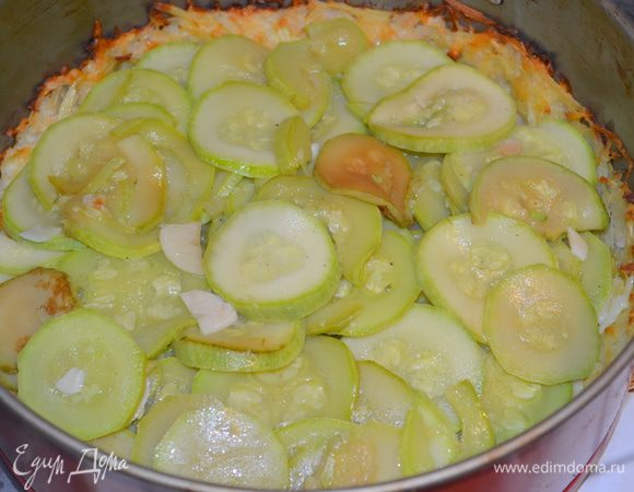 На сыр выкладываем цукини.