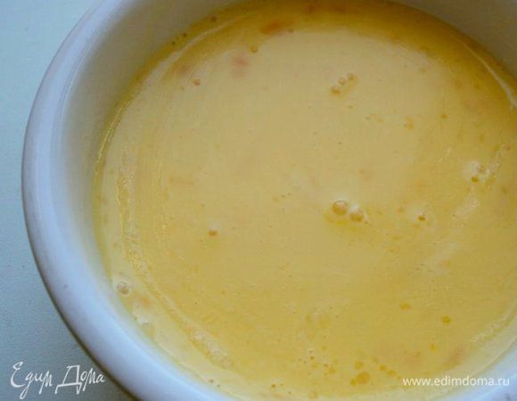 Яйца смешать вилкой или венчиком с молоком и щепоткой соли. Но не взбивать! Форму хорошо смазать сливочным маслом и вылить яичную смесь. Форму необходимо брать высотой 4-5 см и смесь наливать на высоту 3 см. У меня форма Ф-10 см.