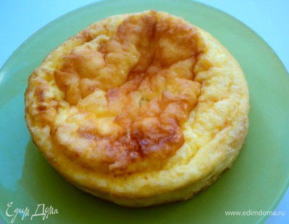 Выпекать в духовке при температуре 180-200 градусов 15-20 мин до легкой румяной корочки. В процессе выпекания масса уплотняется и слегка поднимается. После выпечки оставить омлет на некоторое время в духовке.