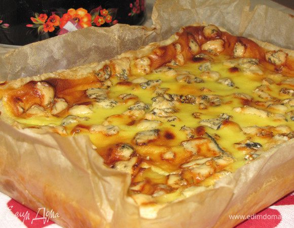 Сверху раскрошите кусочек сыра дорблю. Запекайте в духовке при 180°C примерно 30 минут. Приятного аппетита!