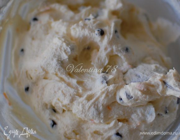 Творог провернула через мясорубку, добавила остальные ингредиенты и хорошенько перемешала. У меня получилось немного суховато, поэтому я добавила пару ложек сливок.