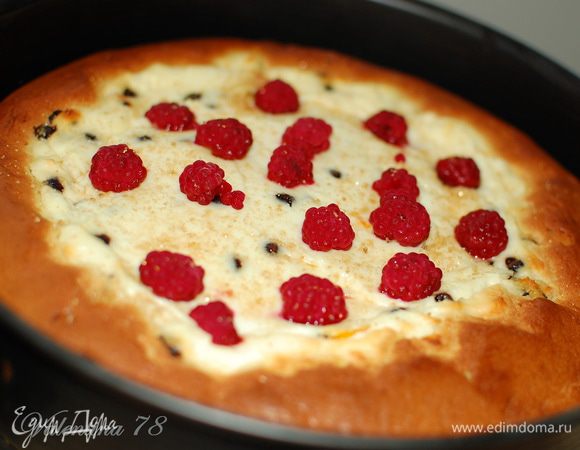 Духовку предварительно разогрела до 170 градусов (ориентир по своей духовке).
Форму разъемную (диаметром 24см) хорошо смазала сливочным маслом.
Вылила сначала тесто, сверху на середину выложила начинку.
Выпекала минут 35-40.
За 5 минкт до окончания посыпала малинкой и присыпала сахаром.
Дала остыть в форме.
