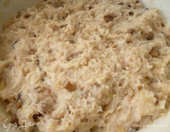 Фарш тщательно перемешать и слегка отбить. Закрыть крышкой и поставить в холодильник.