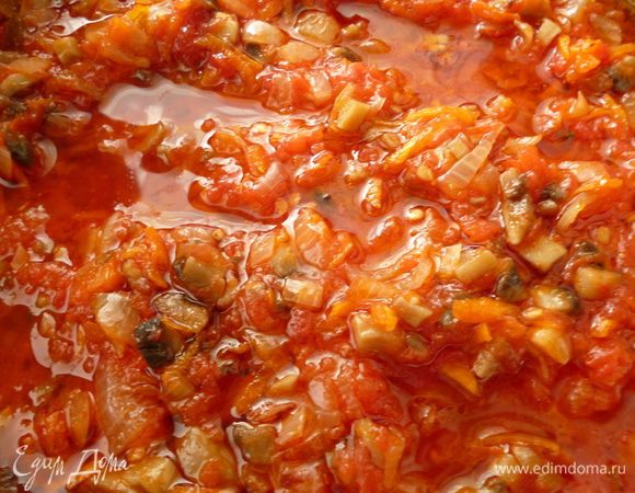 Лук нарезать мелким кубиком,морковь натереть на крупной терке.Помидоры разрезать пополам и тоже натереть на терке.Нагреваем на небольшом огне сковороду, наливаем растительное масло и сначала слегка обжарим лук 2-3 минуты, затем добавим морковь, и помешивая обжариваем пока лук станет желтого цвета от сока моркови, добавляем помидоры, перемешать и тушить, пока испарится половина жидкости, солим и перчим по вкусу. Добавляем обжаренные грибы, перемешиваем и выключаем огонь.