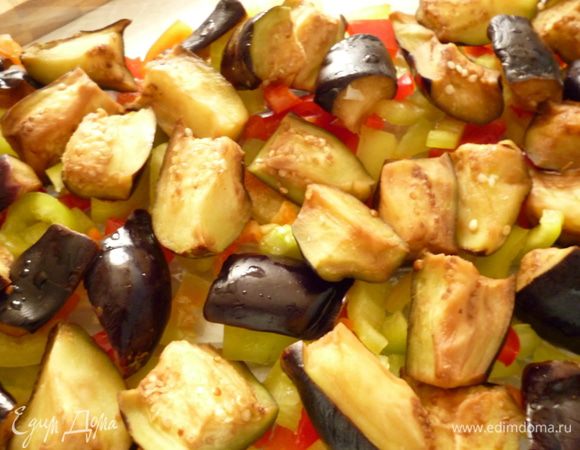 Болгарский перец освободить от семян и нарезать соломкой. Берем форму для запекания (у меня стеклянная), на дно выкладываем половину нарезанного перца, баклажаны отжать от жидкости и выкладываем поверх перца.