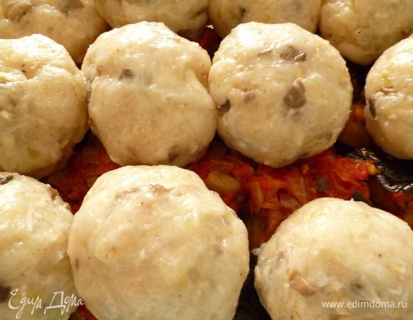 Затем половину приготовленной заправки. Из фарша формуем тефтельки и выкладываем их поверх овощей.