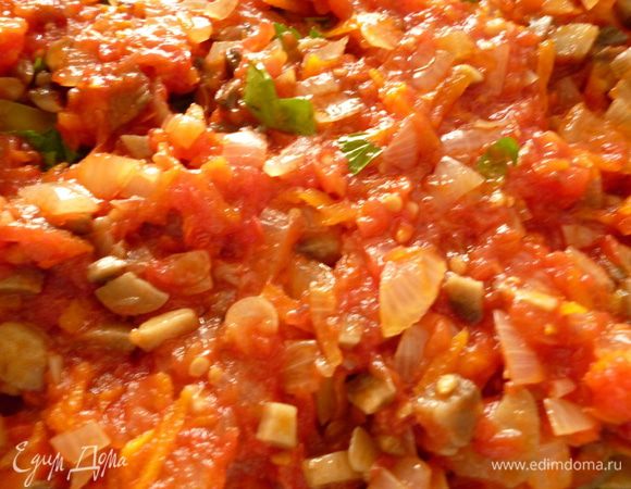 Распределяем вторую половину приготовленной заправки.Закрываем форму крышкой и отправляем в духовку для запекания.Температура 160-170 градусов. Время запекания 1 час + 20 минут на нагрев формы (потому что стеклянную посуду ставим в холодную духовку). Приятного вам аппетита!