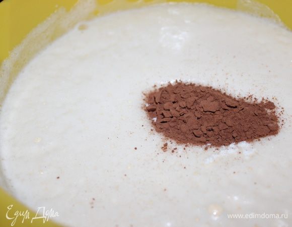 Всыпать муку с какао и на маленькой скорости миксера все перемешать, чтобы не осталось комочков.