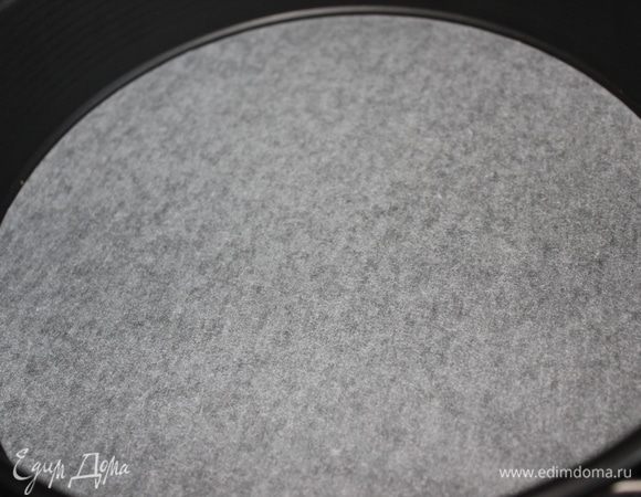 Дно формы застелить бумагой, вылить тесто и выпекать бисквит 40-50 минут при 180-190 градусах.