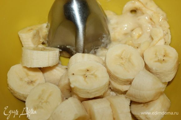 Готовим банановое суфле: Бананы измельчить в блендере.