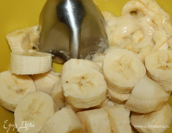 Готовим банановое суфле:
Бананы измельчить в блендере.