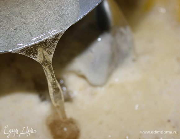 Влить в эту массу сок лимона и разведенный желатин.