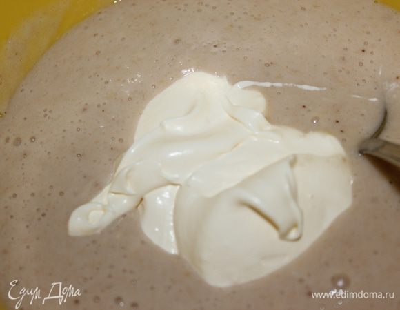 Взбить сливки. Соединить их с банановой массой. Все хорошо перемешать.