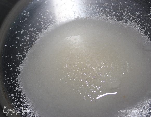 Сварить сироп, остудить, добавить в него коньяк (по желанию)