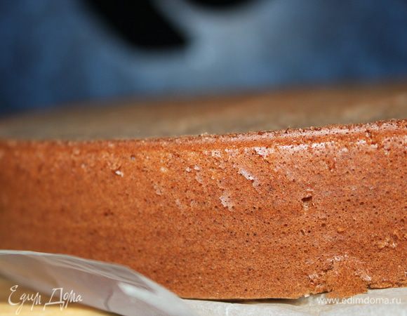 Готовый бисквит разрезать по горизонтали на 3 части. С помощью кисточки смочить сиропом первую часть. Нанести банановое суфле, разровнять по всей поверхности, накрыть второй частью, также смочить сиропом, покрыть суфле и накрыть третей частью бисквита.