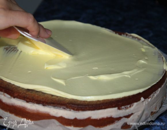 Сливки для украшения торта взбить, большую часть покрасить в желтый цвет и выложить на поверхность торта. Разровнять широким ножом. А меньшую часть переложить в шприц (будем украшать наш верх торта).