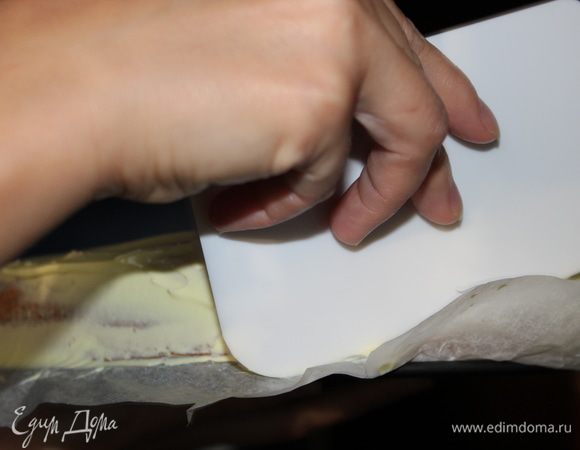 Края также смазать оставшимися сливками. Шоколад разделить на 2 части, одну натереть на мелкой терке, а другую растопить на "водяной бане". 