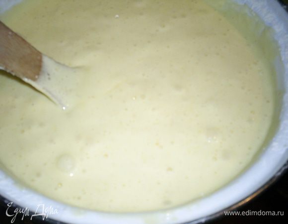 Для белого бисквита в стакан высыпаем полную столовую ложку крахмала и досыпаем доверху мукой. Затем в несколько приемов просеиваем смесь на взбитые яйца и каждый раз аккуратно размешиваем лопаткой. Для коричневого бисквита  в стакан высыпаем полную столовую ложку крахмала и полную столовую ложку какао, досыпаем доверху мукой. Далее поступаем как и в предыдущем случае.  Я в стакан насыпала сразу две ложки крахмала и досыпала мукой. Второй стакан муки взяла полный. Приготовила все тесто, половину вылила в форму для выпекания, а в оставшееся тесто просеяла ложку какао и аккуратно перемешала.