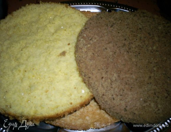 Выпекаем бисквиты в формах 22-23см. Дно выстилаем бумагой, стенки не смазываем. Духовку заранее разогреваем до 180 градусов. Выпекаем около 30 минут до сухой лучинки. Даем остыть в форме, затем извлекаем и разрезаем каждый бисквит на два коржа. 