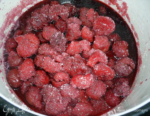 Пока бисквиты выпекаются и остывают, займемся вишнями. Свежую вишню помыть, перебрать, удалить косточки. Если вишня замороженная, размораживаем и при необходимости удаляем косточки. Вишню засыпаем сахаром, ждем пока она пустит сок и ставим на огонь. Доводим до кипения и даем покипеть пять минут. Вишню выкладываем в дуршлаг и даем соку стечь. Сок никуда не деваем  - он нам еще понадобится.