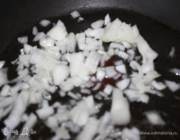 Мелко режем лук и обжариваем в глубокой сковороде на масле до золотистого цвета.