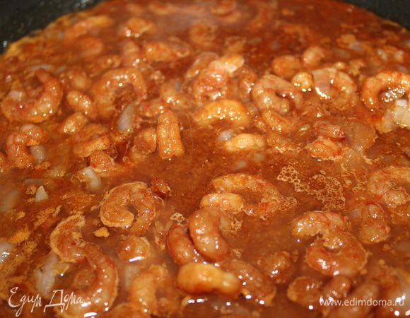 Сверху вываливаем креветки в маринаде. Закрываем крышкой и тушим на среднем огне, как закипят 10 минут, иногда перемешивая.