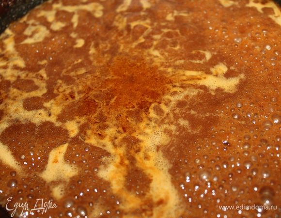 Как креветки будут готовы вынимаем их щипцами в блюдо, а соус выпариваем пока не загустеет и переливаем в соусницу.