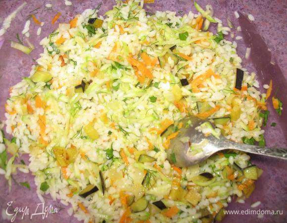 Морковь трем на крупной терке, а лук  мелко режем. Поджариваем овощи на растительном масле несколько минут, добавляем морковь и лук в наш фарш, а небольшое количество оставляем в отдельной тарелке.Вот так выглядит наш фарш: