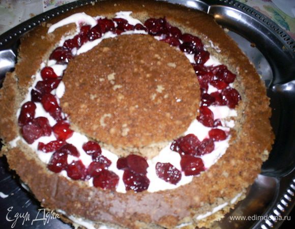 Полученную канавку заполняем кремом и вишнями.