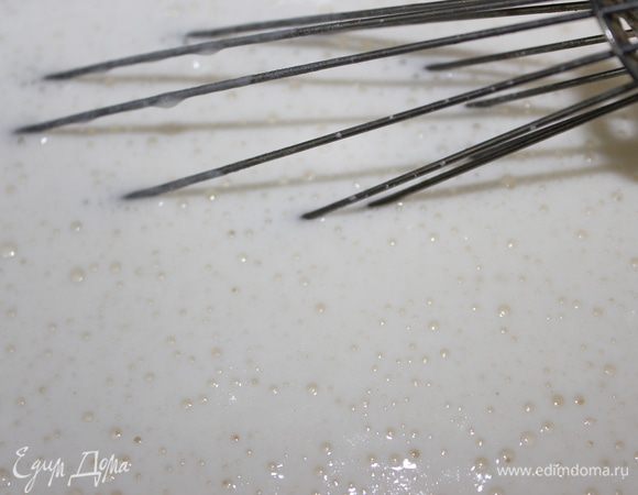 Добавляем разрыхлитель, тесто будет шипеть и станет белым.