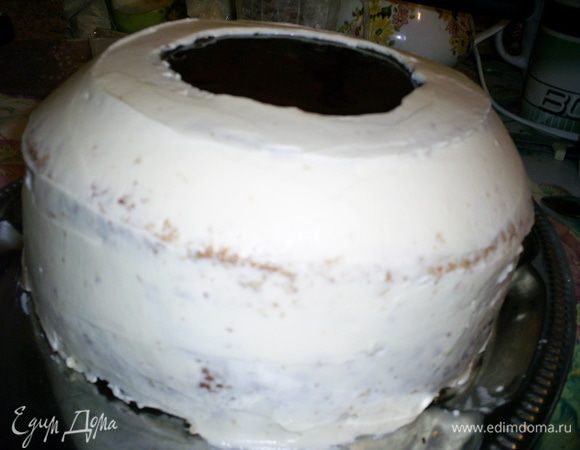 Если крем получился жидким и не держит форму, добавляем в оставшийся крем загуститель и взбиваем еще раз. Обмазываем бока торта кремом. Заполняем промежуток между кольцом с вишнями и предыдущим коржом кремом и заглаживаем под углом. Верх тоже выравниваем кремом. Слой желе кремом не покрывать!