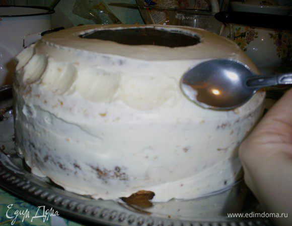 При желании декорируем выровненый промежуток межу кольцом и коржом с помощью выемок. Делаем их обратной стороной чайной ложки, аккуратно отбирая крем.