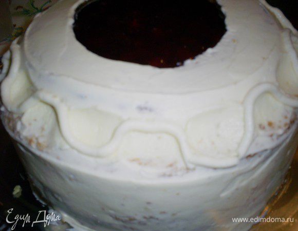 Помещаем остаток крема в кондитерский мешок с маленькой круглой насадкой. Быстро (крем нагревается от тепла рук и разжижается) рисуем каемки вокруг наших выемок. Сначала проводим одну плавную линию ...