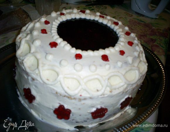 ... а затем и вторую Продолжаем декорировать торт как подскажет фантазия. Я отсадила небольшие шарики на границу крема и желе, а также на сгиб торта, чтоб скрыть неровности. Также использовала маленькие кружочки и цветочки, которые вырезала из оставшегося желе.