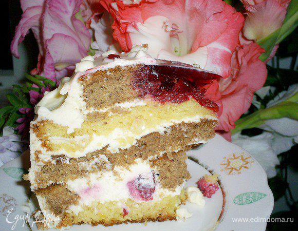 Отправляем готовый торт на ночь в холодильник. Утром достаем и зовем гостей. Угощаем их, удивляем и радуем аппетитным тортом. Приятного аппетита!