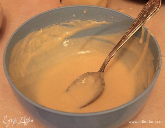 Тщательно перемешайте, чтобы не было комочков. Должна получиться густая масса, которая не стекает с ложки, а сходит с нее тягучей густой массой. После того как масса готова, добавьте соду и снова тщательно размешайте смесь.